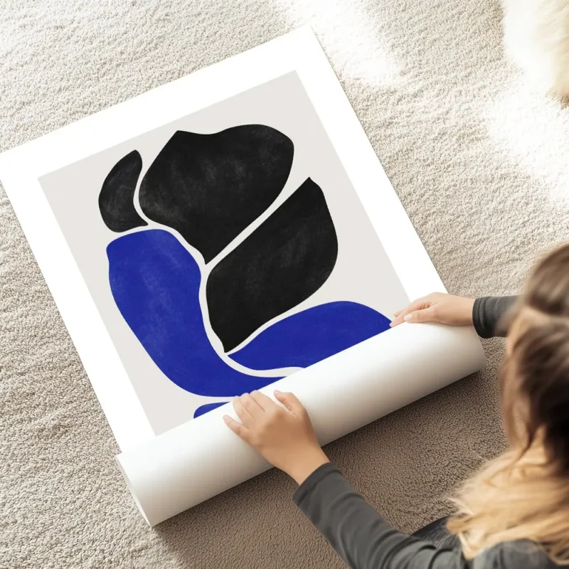 affiche dart abstrait moderne avec des formes noires et bleues sur fond beige cr au sol.webp