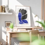 affiche dart abstrait moderne avec des formes noires et bleues sur fond beige cr bureau.webp