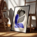 affiche dart abstrait moderne avec des formes noires et bleues sur fond beige cr encadre.webp