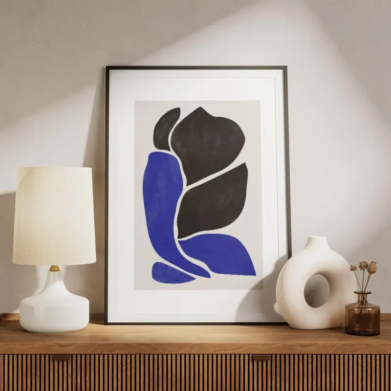 affiche dart abstrait moderne avec des formes noires et bleues sur fond beige cr meuble.webp