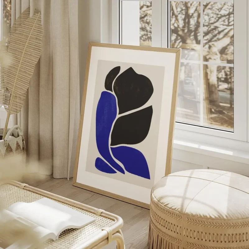 affiche dart abstrait moderne avec des formes noires et bleues sur fond beige cr salon beige.webp