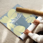 affiche dart abstrait moderne de fleurs jaunes dans un vase bleu sur un fond ble enroule.webp