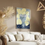 affiche dart abstrait moderne de fleurs jaunes dans un vase bleu sur un fond ble salon.webp