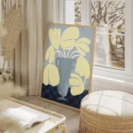 affiche dart abstrait moderne de fleurs jaunes dans un vase bleu sur un fond ble salon beige.webp