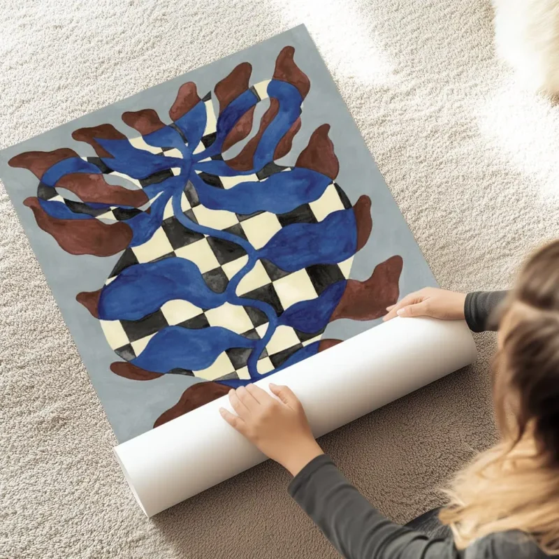 affiche dart abstrait representant un vase a damier noir et blanc avec des eleme au sol.webp