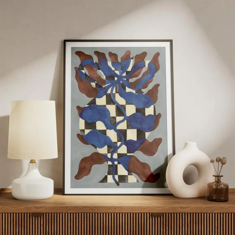 affiche dart abstrait representant un vase a damier noir et blanc avec des eleme meuble.webp