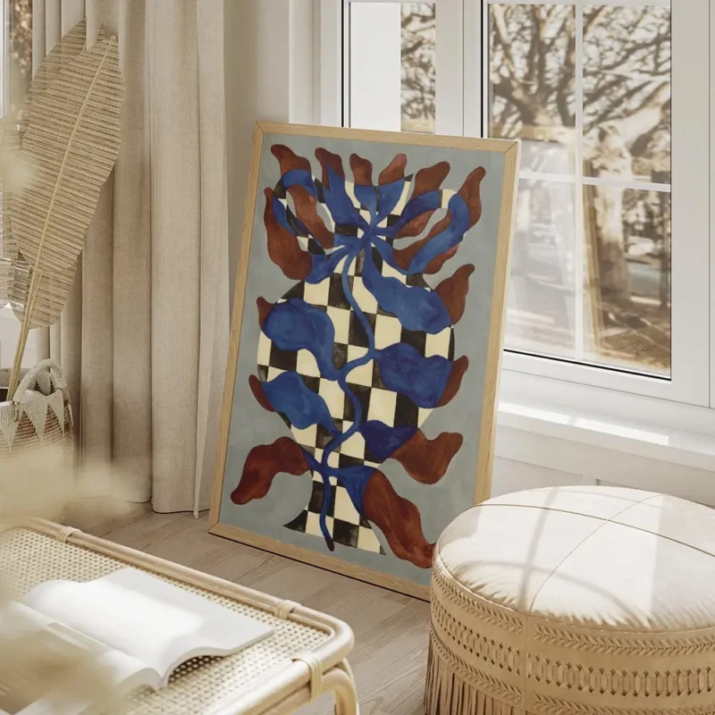 affiche dart abstrait representant un vase a damier noir et blanc avec des eleme salon beige.webp