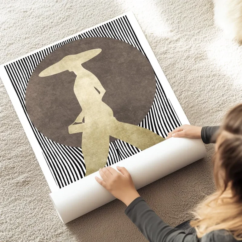 affiche dart graphique silhouette doree dune femme avec chapeau sur fond de pois au sol.webp