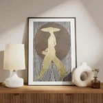 affiche dart graphique silhouette doree dune femme avec chapeau sur fond de pois meuble.webp