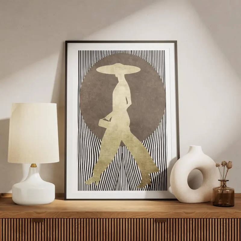 affiche dart graphique silhouette doree dune femme avec chapeau sur fond de pois meuble.webp