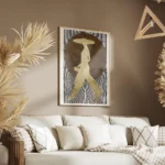 affiche dart graphique silhouette doree dune femme avec chapeau sur fond de pois salon.webp