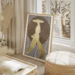 affiche dart graphique silhouette doree dune femme avec chapeau sur fond de pois salon beige.webp