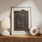 affiche dart lineaire du haut du corps dune femme nue en noir et blanc sur fond meuble.webp