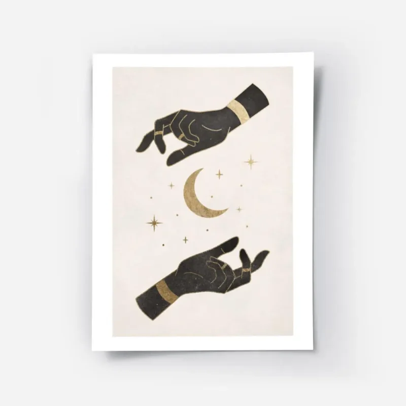 affiche dart mystique avec deux mains noires ornees de bijoux dores encadrant un.webp