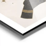 affiche dart mystique avec deux mains noires ornees de bijoux dores encadrant un aluminium.webp