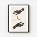 affiche dart mystique avec deux mains noires ornees de bijoux dores encadrant un avec cadre.webp