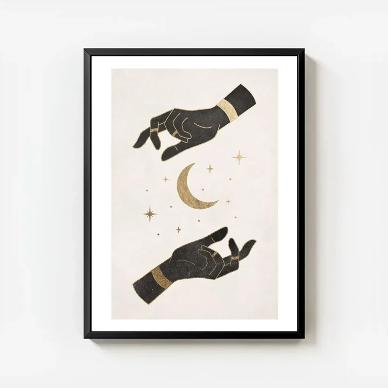 affiche dart mystique avec deux mains noires ornees de bijoux dores encadrant un avec cadre.webp