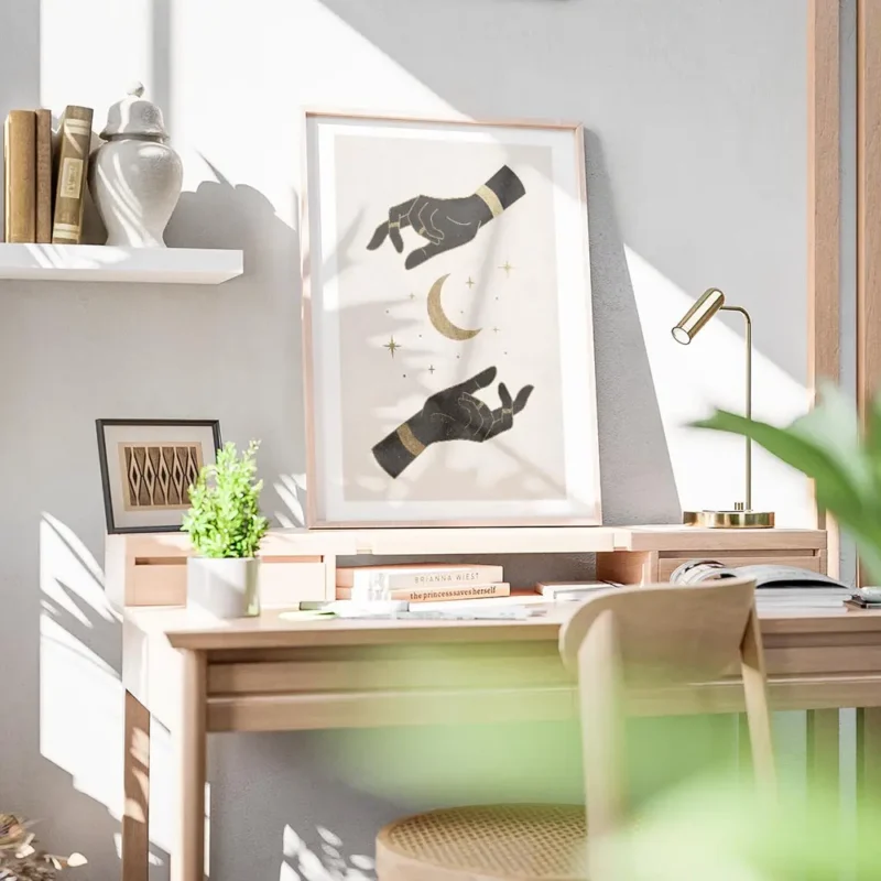 affiche dart mystique avec deux mains noires ornees de bijoux dores encadrant un bureau.webp