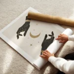 affiche dart mystique avec deux mains noires ornees de bijoux dores encadrant un enroule.webp