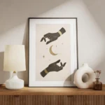 affiche dart mystique avec deux mains noires ornees de bijoux dores encadrant un meuble.webp