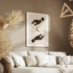 affiche dart mystique avec deux mains noires ornees de bijoux dores encadrant un salon.webp