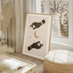 affiche dart mystique avec deux mains noires ornees de bijoux dores encadrant un salon beige.webp