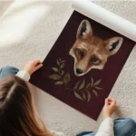 affiche dart renard avec typographie de tete de renard orange et noire sur fond en rouleau.webp