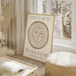 affiche dart terre et argile visage humain stylise dans un cercle avec motifs de salon beige.webp