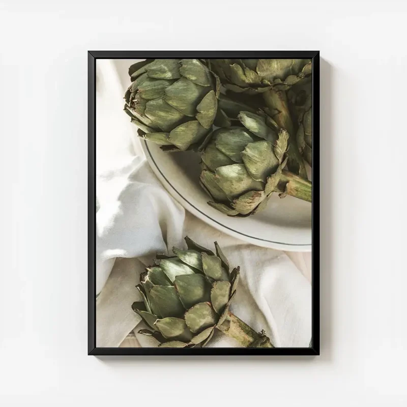 affiche dartichauts verts frais sur une assiette en ceramique blanche et un torc avec cadre.webp