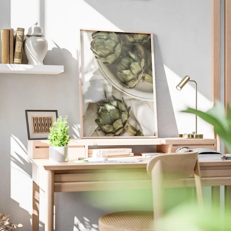 affiche dartichauts verts frais sur une assiette en ceramique blanche et un torc bureau.webp