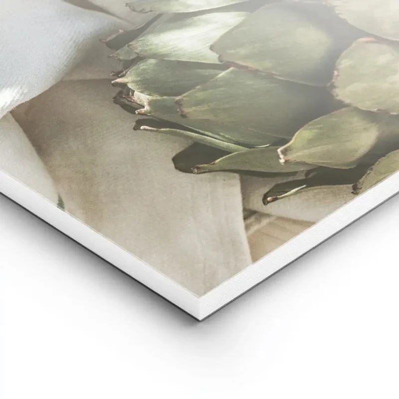 affiche dartichauts verts frais sur une assiette en ceramique blanche et un torc lightpanel.webp