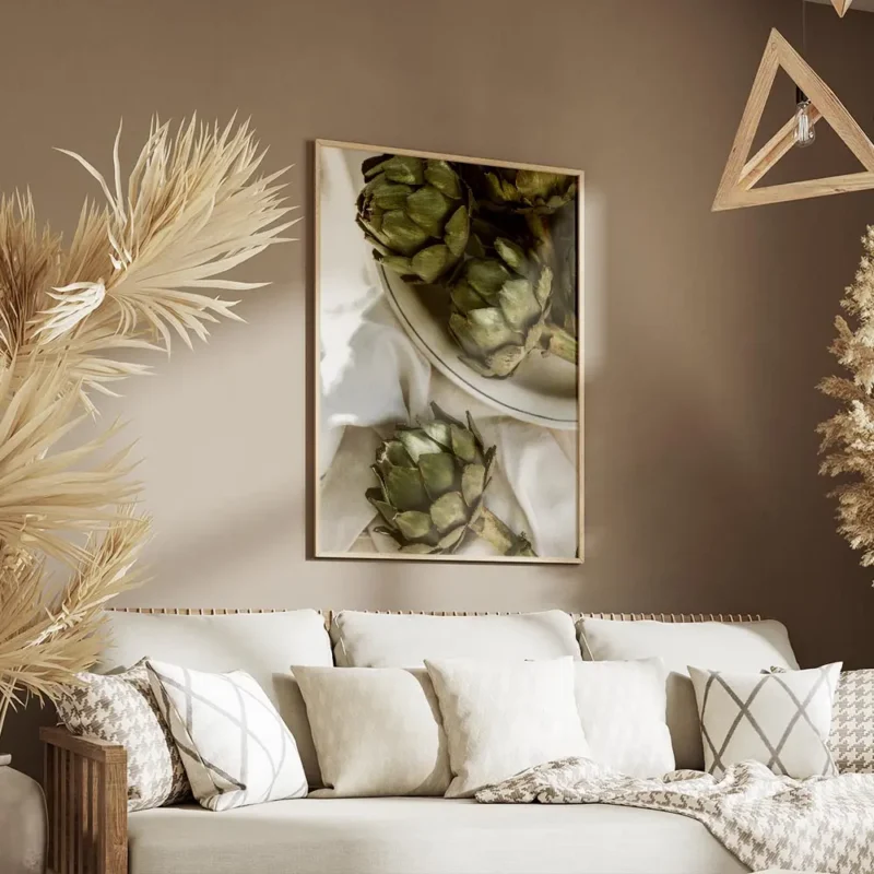 affiche dartichauts verts frais sur une assiette en ceramique blanche et un torc salon.webp