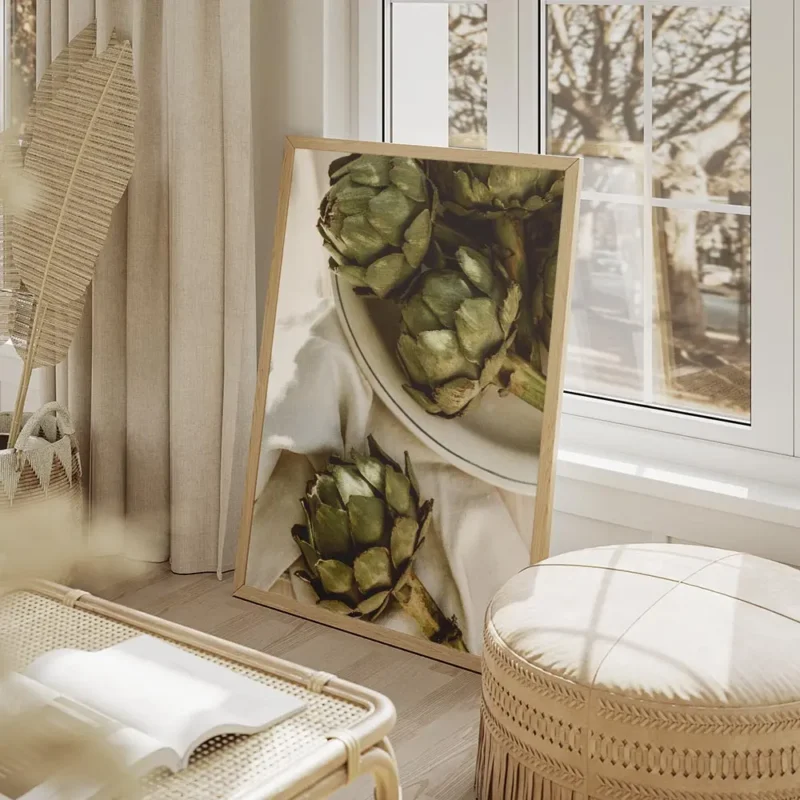 affiche dartichauts verts frais sur une assiette en ceramique blanche et un torc salon beige.webp