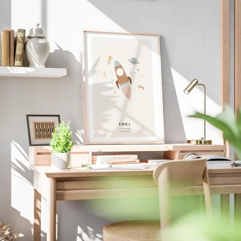 affiche dastronomie personnalisee avec une fusee des planetes des etoiles et des bureau.webp