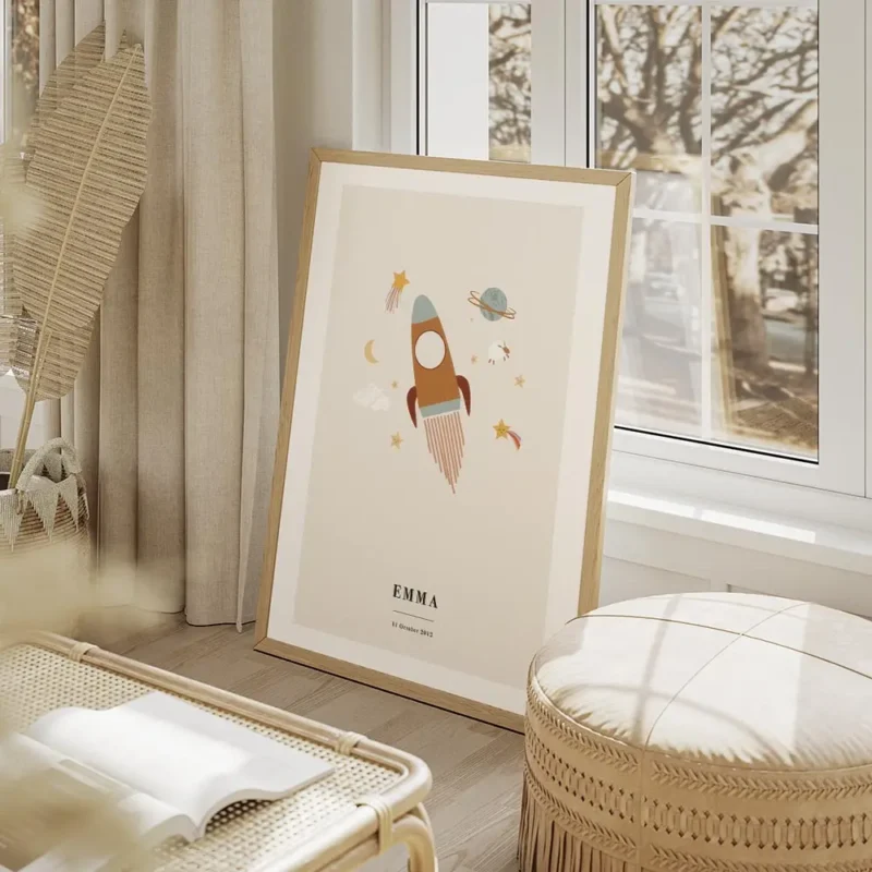 affiche dastronomie personnalisee avec une fusee des planetes des etoiles et des salon beige.webp