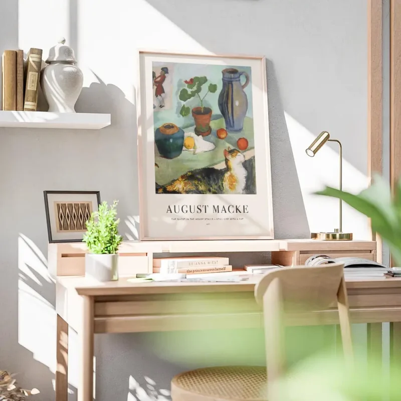 affiche daugust macke nature morte coloree avec un chat domestique des pots et d bureau.webp