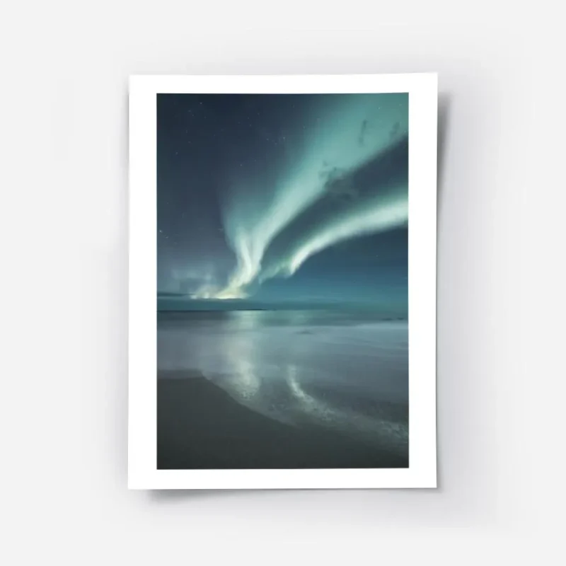 affiche daurores boreales bleues et vertes au dessus dune plage de sable sous un.webp