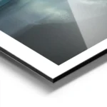 affiche daurores boreales bleues et vertes au dessus dune plage de sable sous un aluminium.webp