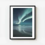 affiche daurores boreales bleues et vertes au dessus dune plage de sable sous un avec cadre.webp