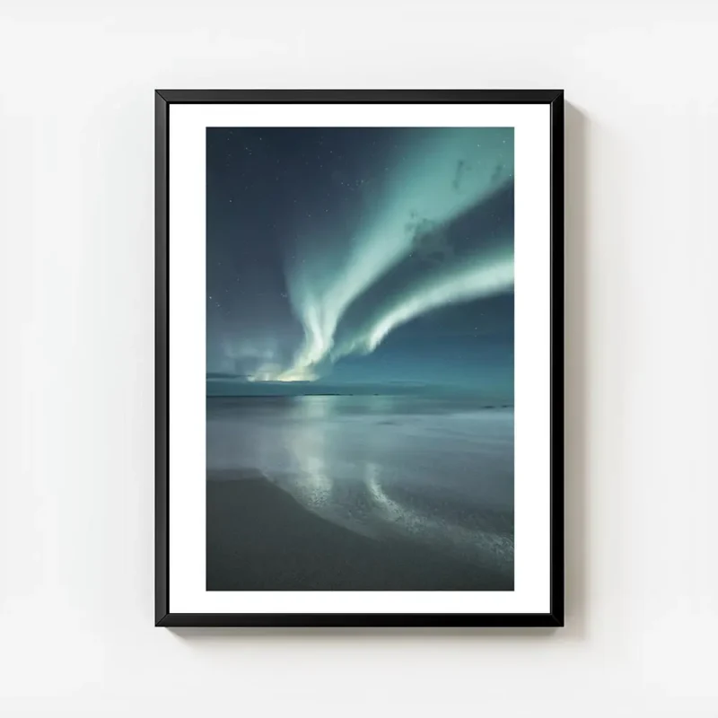 affiche daurores boreales bleues et vertes au dessus dune plage de sable sous un avec cadre.webp