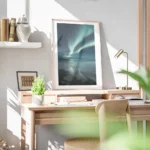affiche daurores boreales bleues et vertes au dessus dune plage de sable sous un bureau.webp