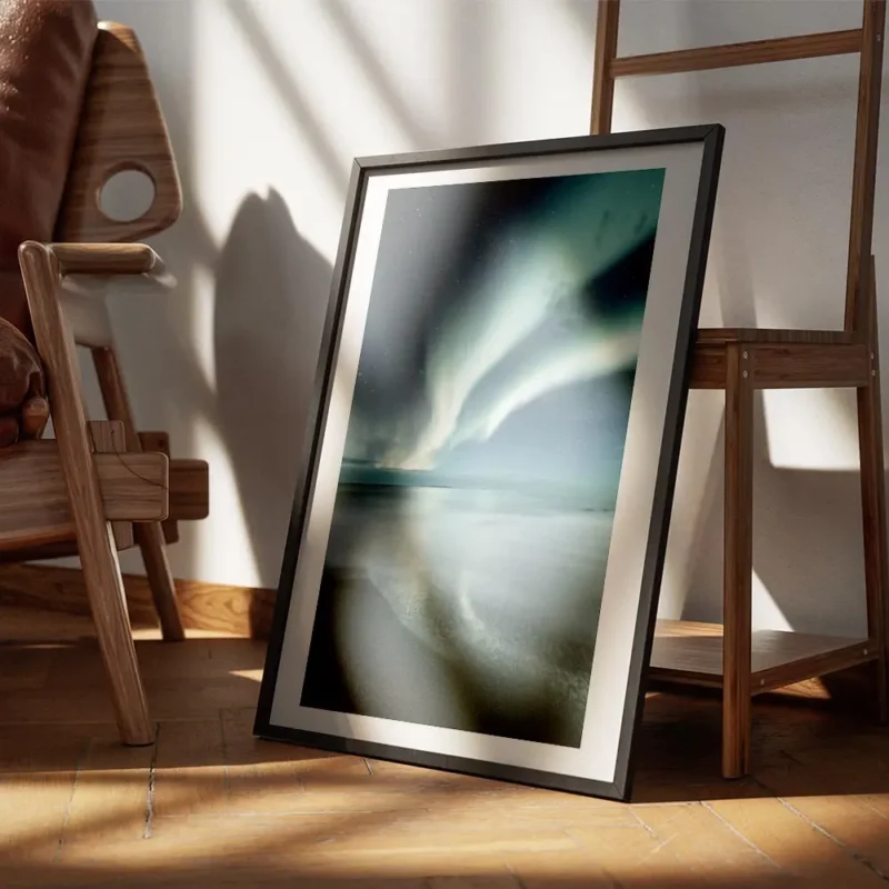 affiche daurores boreales bleues et vertes au dessus dune plage de sable sous un encadre.webp
