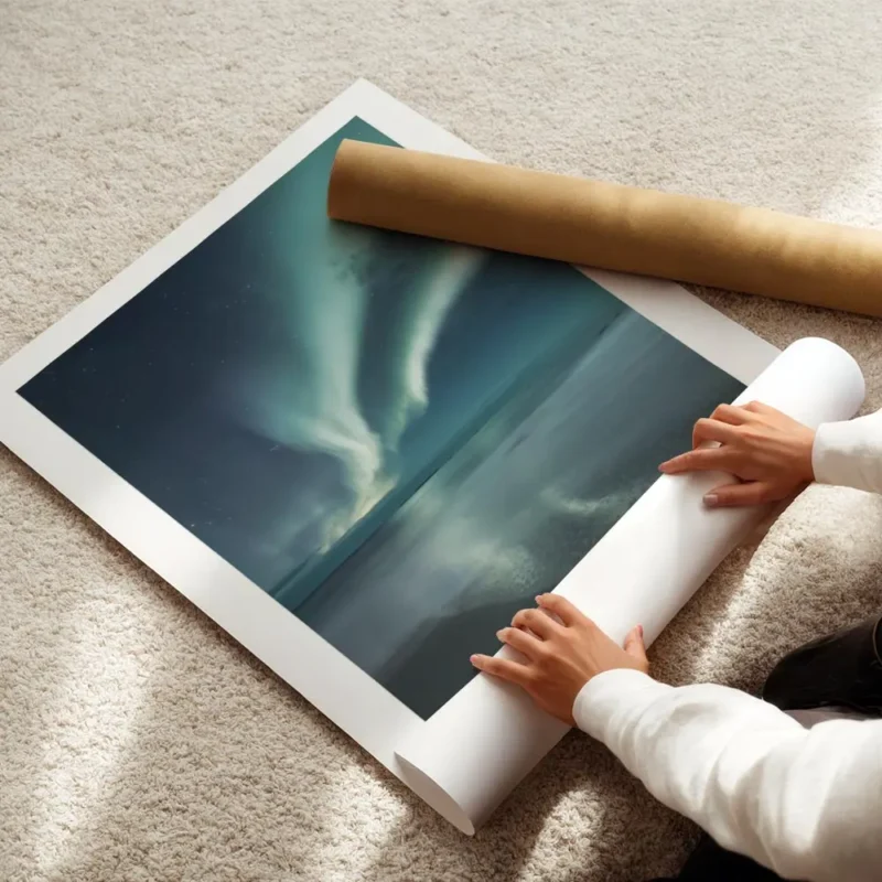 affiche daurores boreales bleues et vertes au dessus dune plage de sable sous un enroule.webp