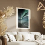 affiche daurores boreales bleues et vertes au dessus dune plage de sable sous un salon.webp