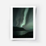 affiche daurores boreales vertes illuminant le ciel etoile au dessus de montagne.webp