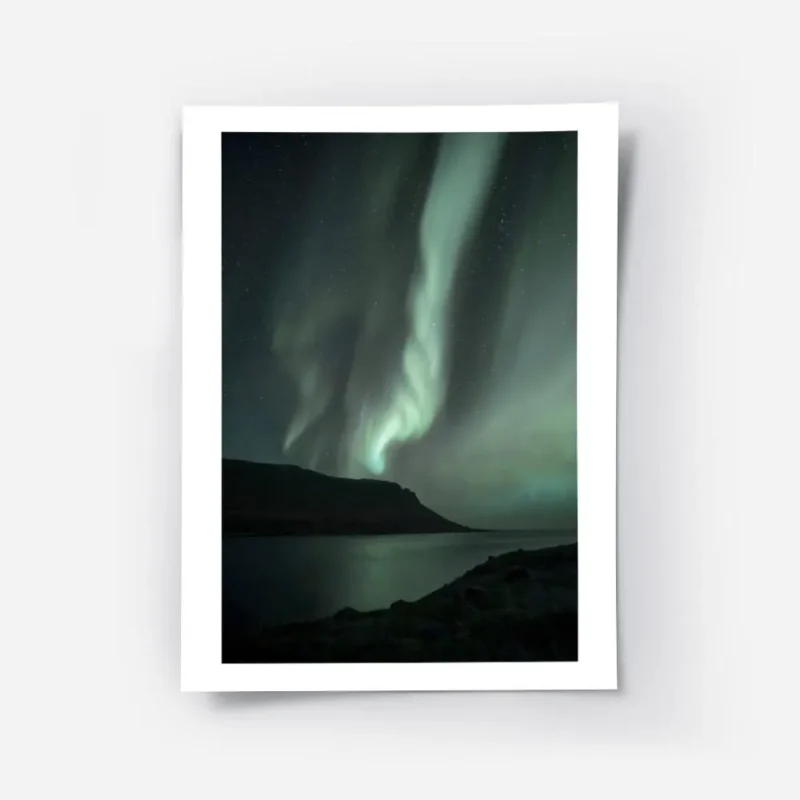 affiche daurores boreales vertes illuminant le ciel etoile au dessus de montagne.webp