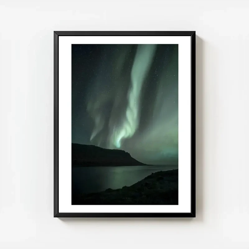 affiche daurores boreales vertes illuminant le ciel etoile au dessus de montagne avec cadre.webp