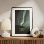 affiche daurores boreales vertes illuminant le ciel etoile au dessus de montagne meuble.webp