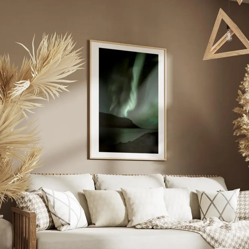 affiche daurores boreales vertes illuminant le ciel etoile au dessus de montagne salon.webp