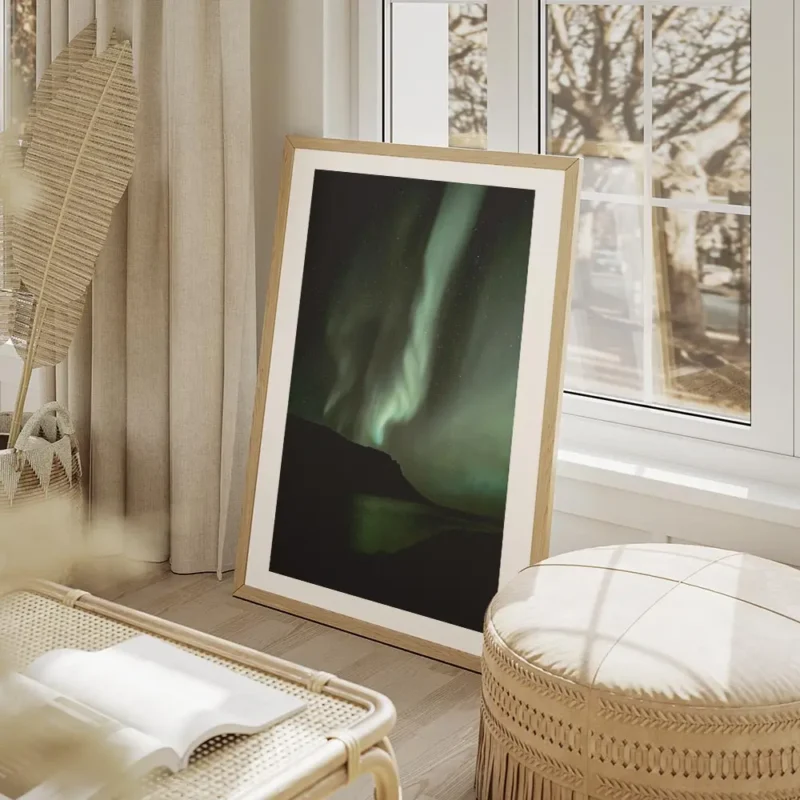affiche daurores boreales vertes illuminant le ciel etoile au dessus de montagne salon beige.webp